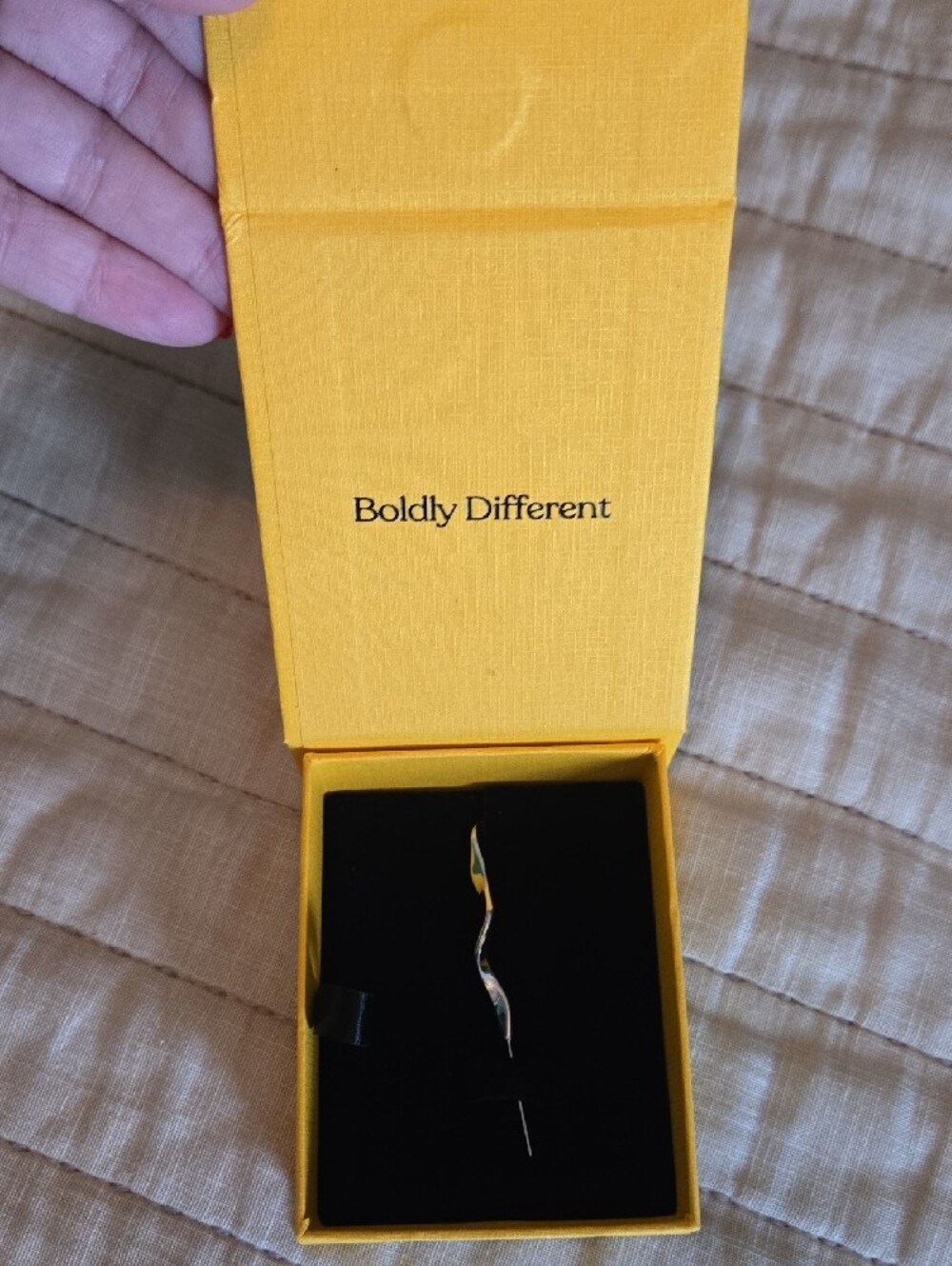 NEW IN BOX Silver Wavy Ear Stud - Picture 5 of 6